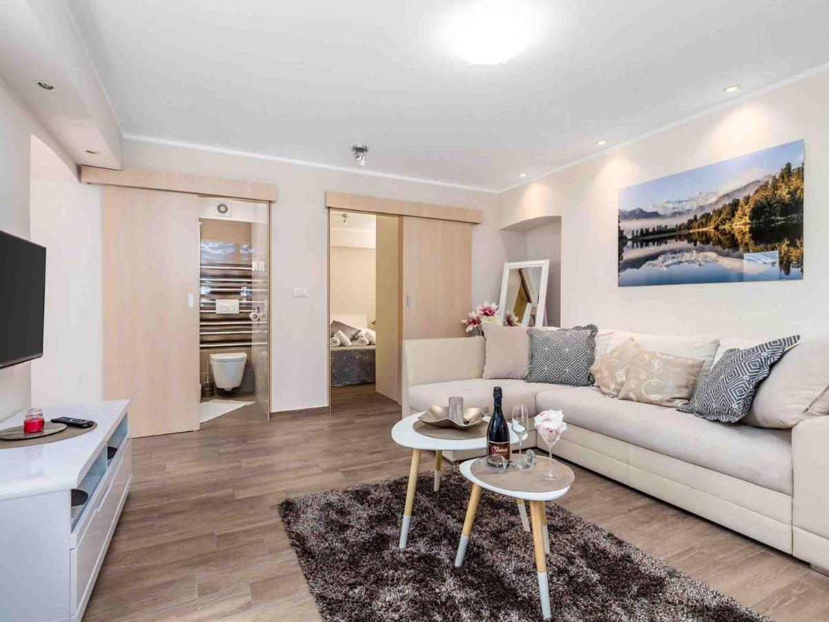 Srok Apartments With Pool Кастав Екстериор снимка