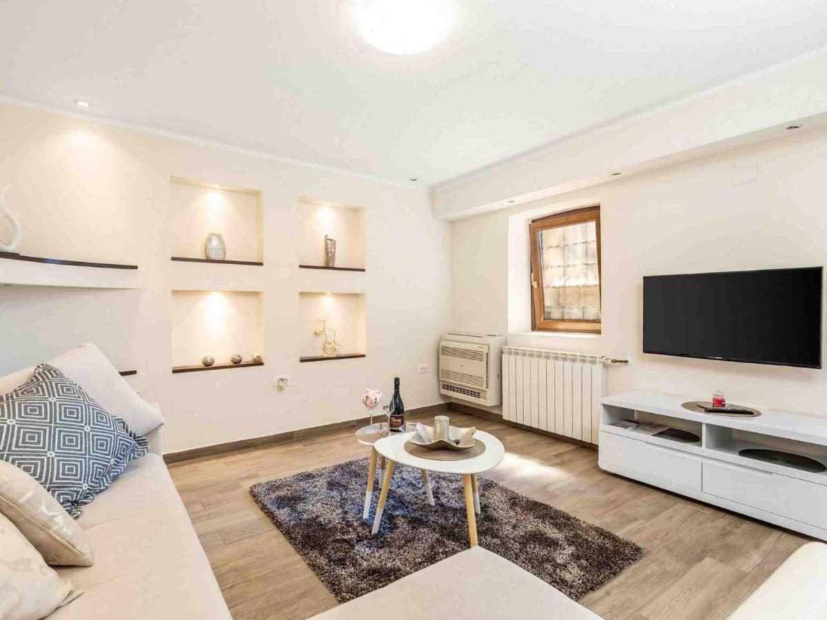 Srok Apartments With Pool Кастав Екстериор снимка