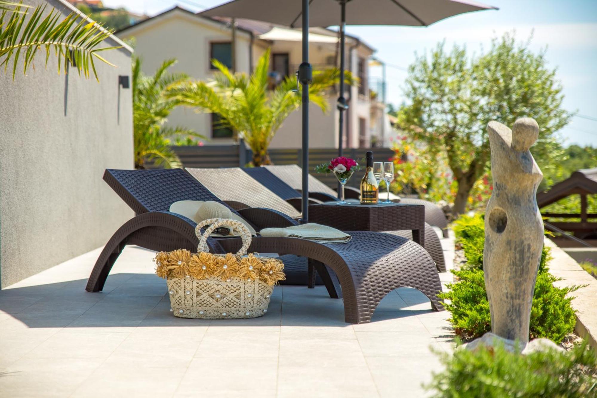 Srok Apartments With Pool Кастав Екстериор снимка